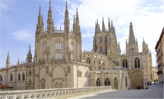 Hermosa imagen de la Catedral de Burgos. Sus altas agujas rozan el cielo, bajo ellas, diferentes estancias y capillas dividen esta gran obra de la arquitectura. 