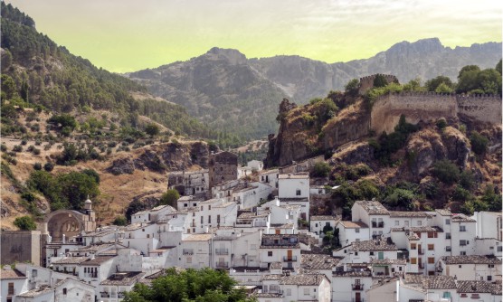 Imagen del Pueblo de Cazorla. Bonita imagen de uno de los pueblos blancos de la provincia de Jaén situado entre grandes montañas. En lo alto de la colina se puede ver las murallas del Catillo de Yedra. 