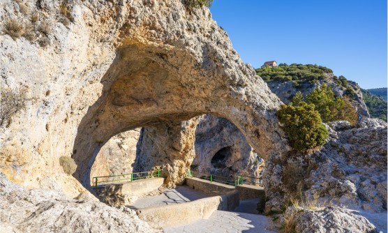 El Ventano del Diablo es un mirador natural en forma de cueva. Se encuentra en el margen del río Júcar desde donde puede contemplar una importante caída hasta el río y unas espectaculares vistas al barranco del Júcar. 