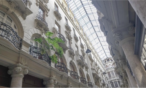 Pasaje de Lodares es una hermosa galería comercial y residencial con edificios modernistas del centro de la ciudad de Albacete. El techo de la galería está acristalado y deja pasar la luz natural del sol. 