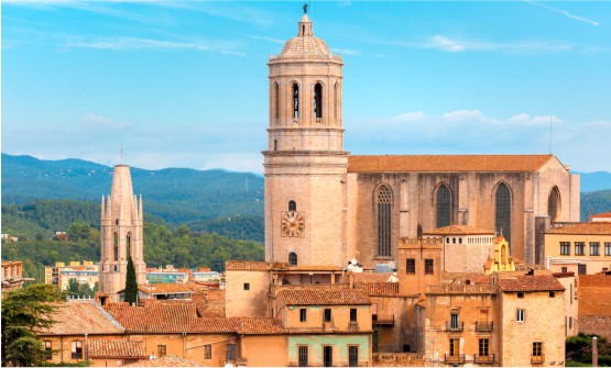 Imagen de la Catedral de Santa María de Girona construida en el punto más elevado de la ciudad. Está formada por una única nave muy ancha de estilo gótico y por un robusto campanario que destaca sobre las viviendas que se encuentran a sus pies. 

 